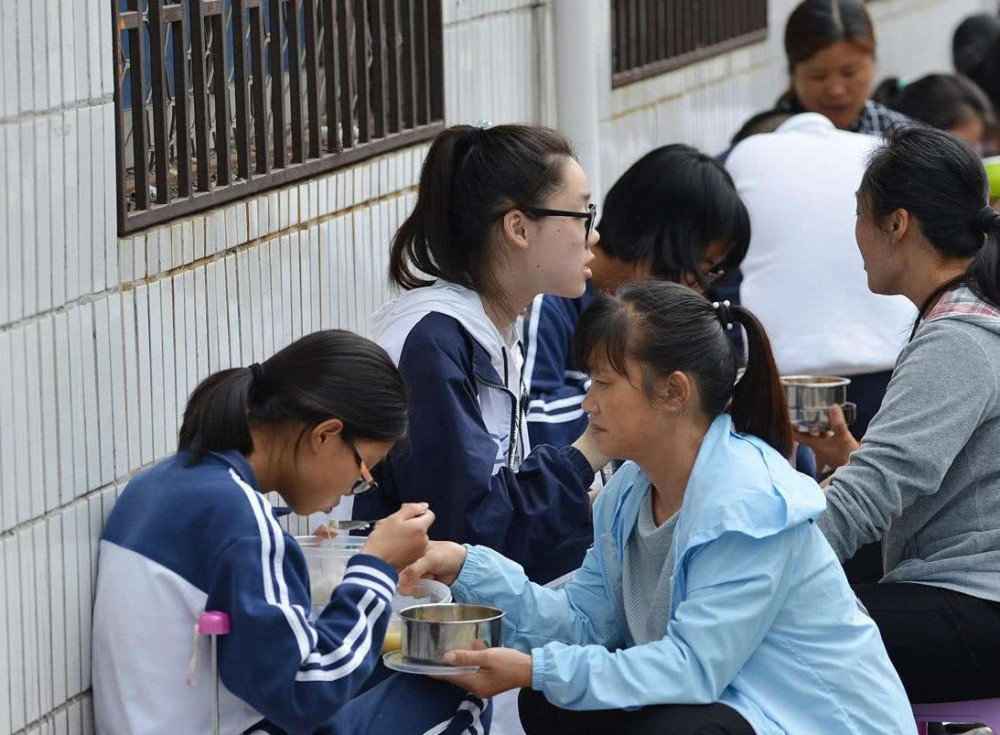 毛坦厂“陪读妈妈”，放弃年薪20万的事业，专心给孩子“送外卖”