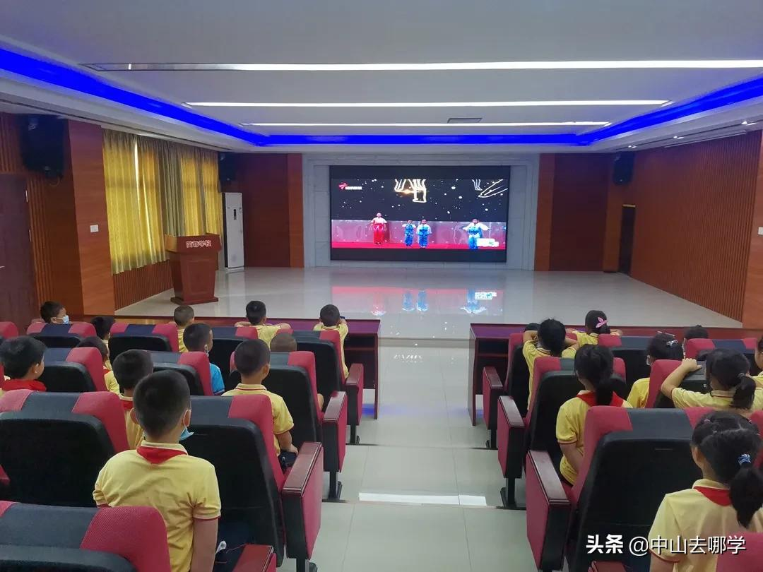 开学啦！现场多图预警：妈趴窗，爹爬墙，脸贴地！场面过于欢乐