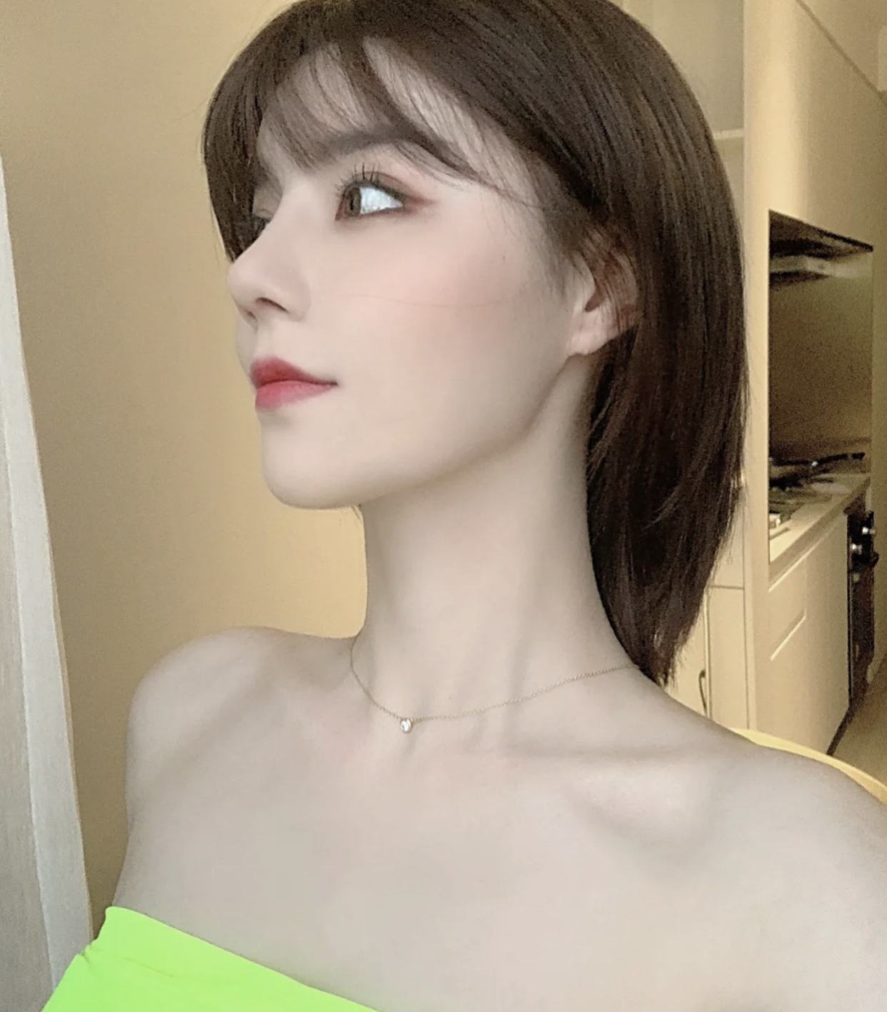 颈纹重的女生，多做这几件事，淡化纹路，还能练出“修长”颈