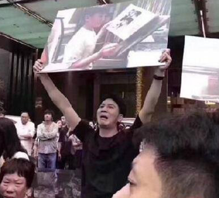 保姆纵火案过去4年，林爸爸宣布再婚喜得千金，评论区却炸锅了
