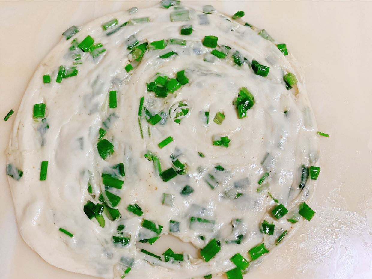 凉了也不硬的葱花饼做法，酥脆可口，葱香味浓郁，大人孩子都爱吃