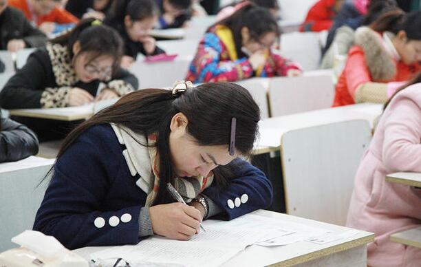 花2万报名“公务员”培训班，是交智商税吗？过来人告诉你值不值