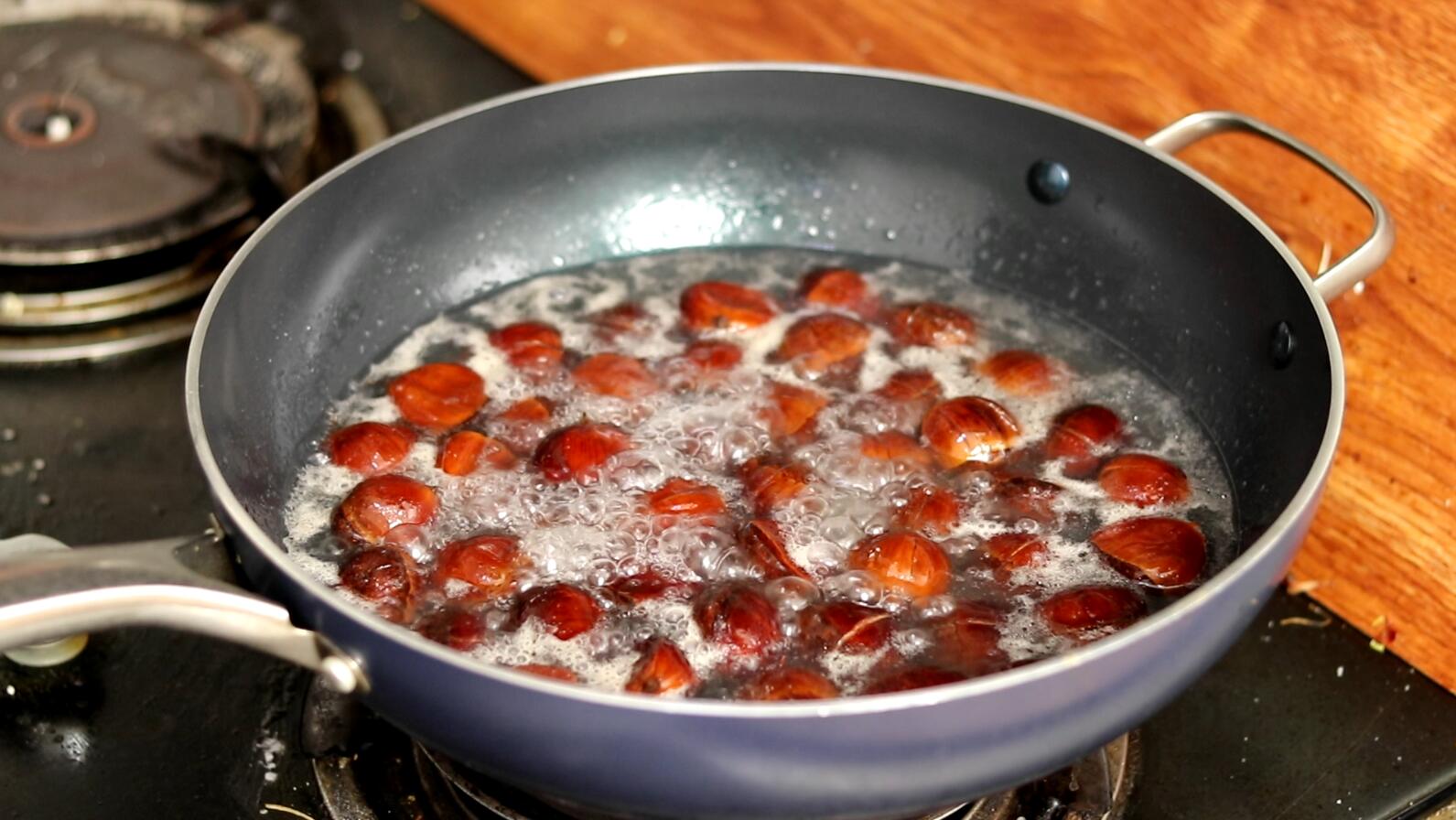 糖炒栗子，牢记“先煮后炒”，出锅香甜软糯好剥皮，再也不用买了