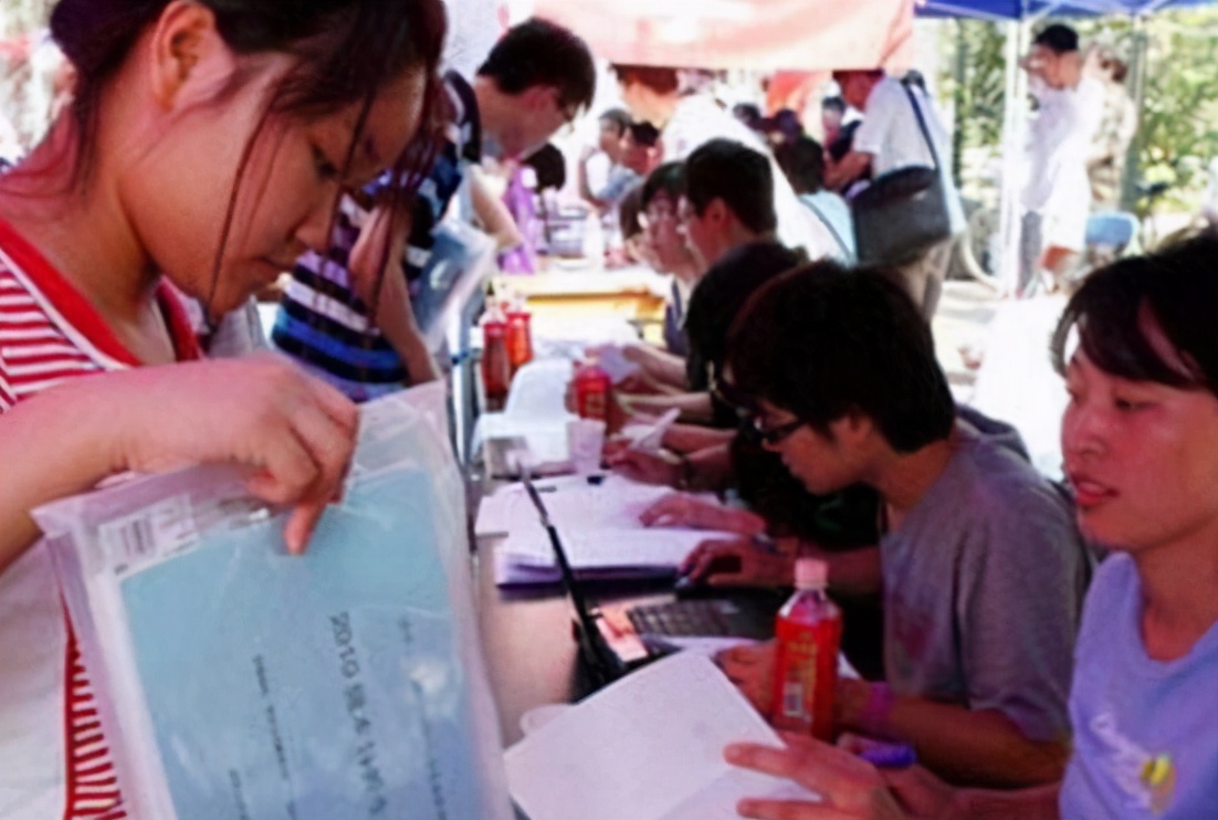 大一新生：大学为何给学生发银行卡？有3点原因，学长：用处很大