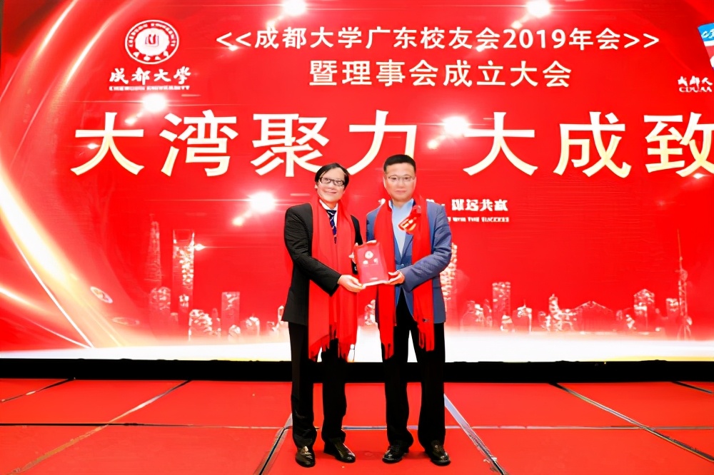 终于，成都大学校长王清远现身了，现状令人感动