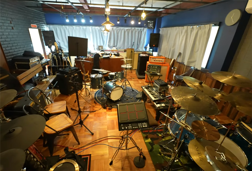 80后的他买下废弃学校，独居的日子一过就是7年，虽孤独却很自由