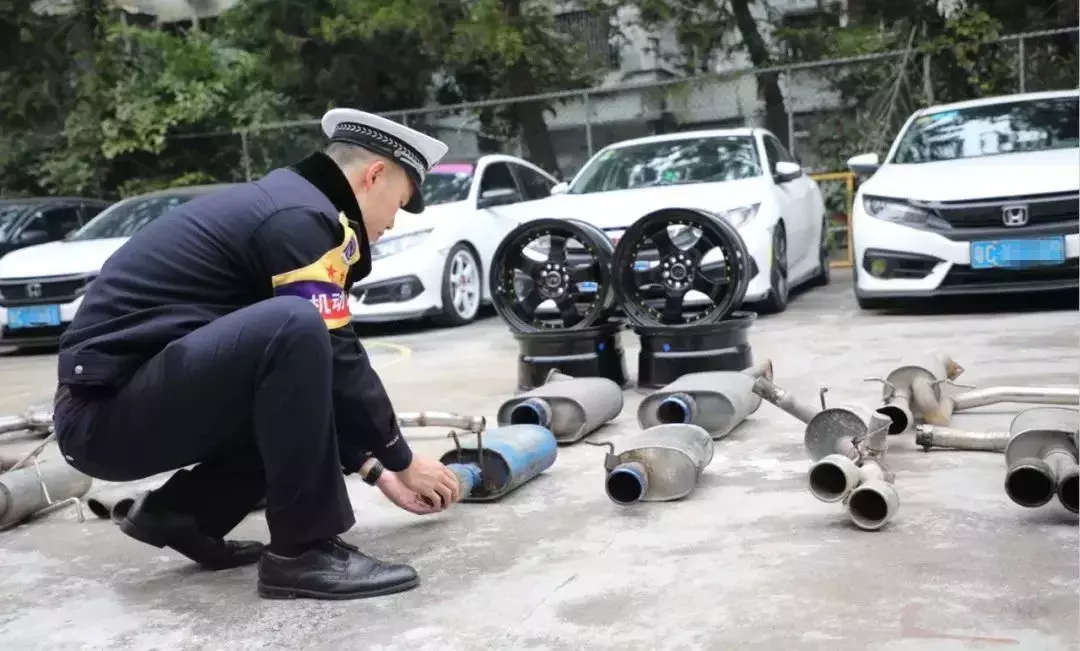 珠海10多辆本田思域跑去交警大队大玩漂移!一老板还赚一百多万