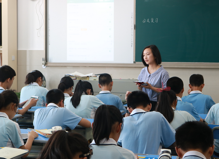 校长痛批教师上课两大现象，老师：烦请领导放下麦克风，站着开会