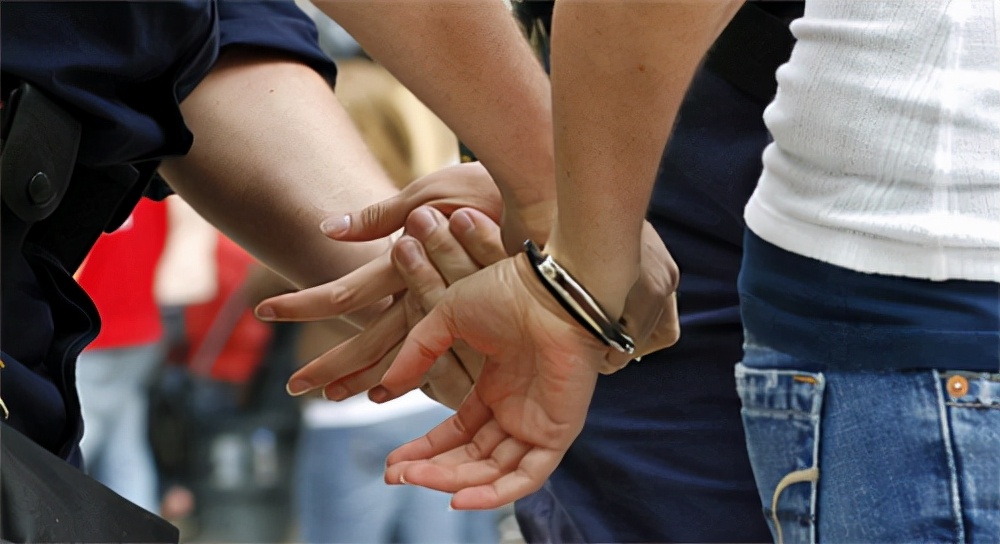 农村小伙当上门女婿，迎娶北京姑娘后，他持刀捅死妻子还发朋友圈