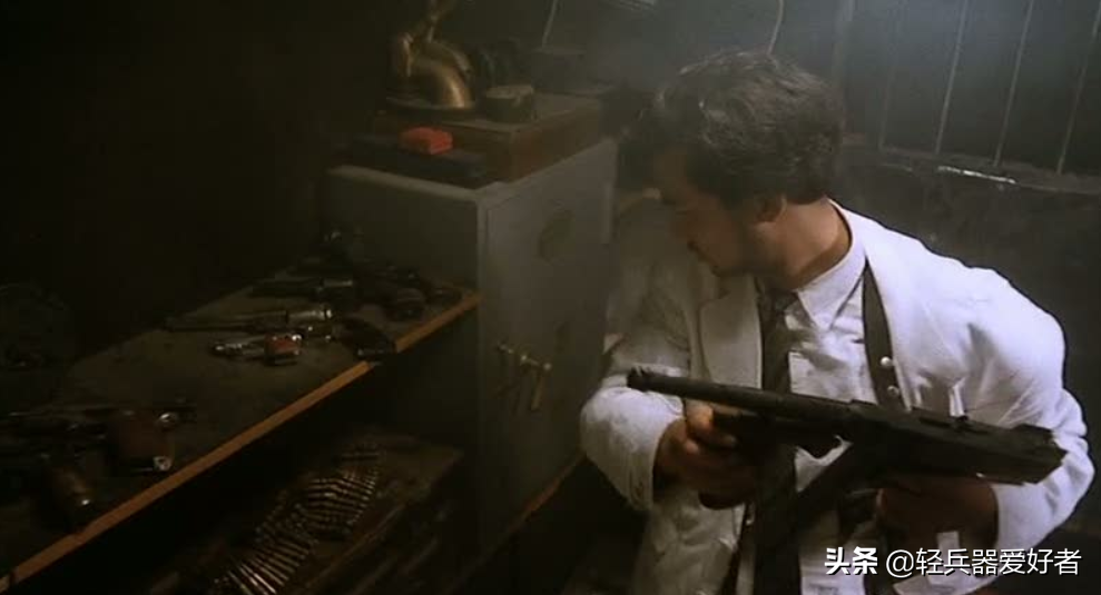 港片的枪战美学巅峰！看看当年的天王大战用了哪些轻武器