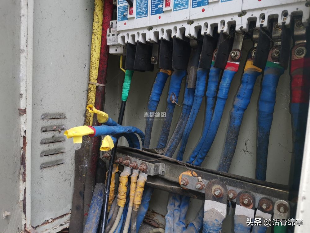 雅苑不“雅”：主电缆裸露地面 安全隐患大