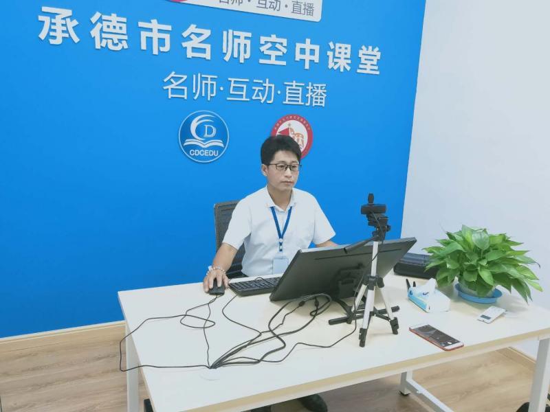 邓学志,网名乞食者,河北省承德市围场县人,教师.