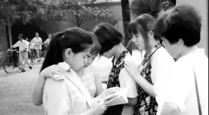 老照片回顾高考43年：马云高考数学1分，刘强东志愿当官...