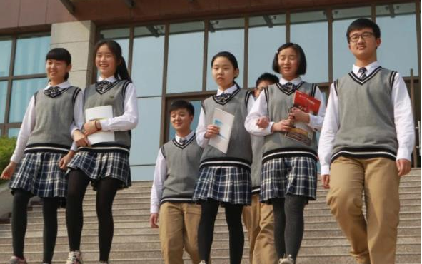 为啥"贵族学校"的女生,校服大多是裙子,老师道出其中缘由