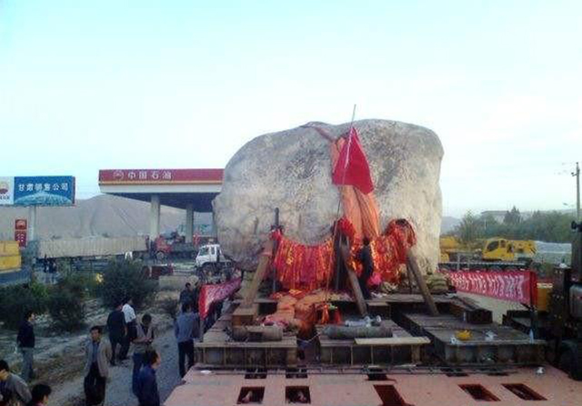 2010年，甘肃搬运两层楼高的"疯狂的石头"，让整个县"石"来运转