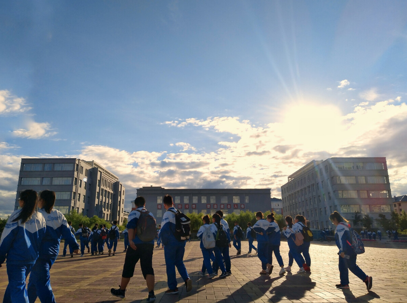 中学生的迷惑行为，四季都热衷春秋款校服，“夏捂冬冻”令人不解