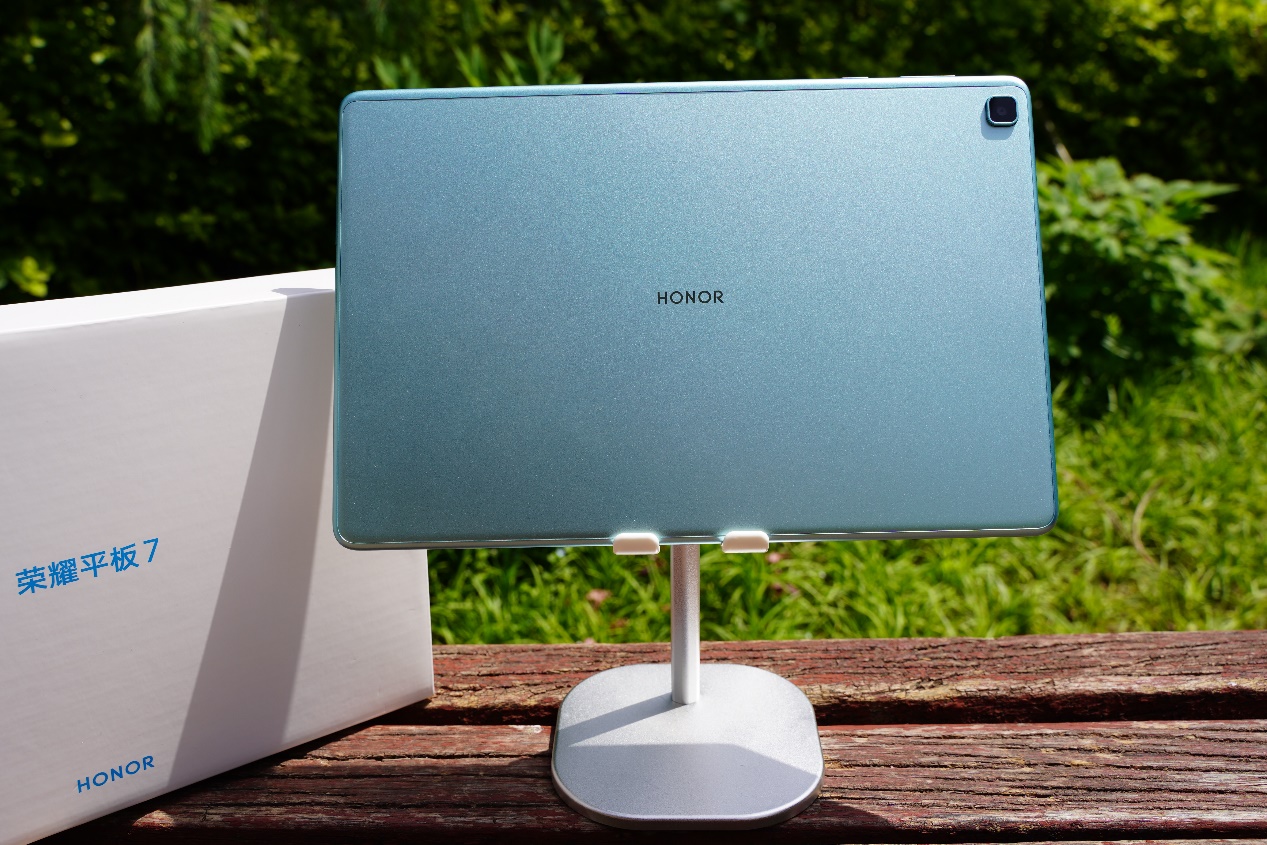 它比手机屏幕更大,比电脑更加方便,荣耀平板7拥有全