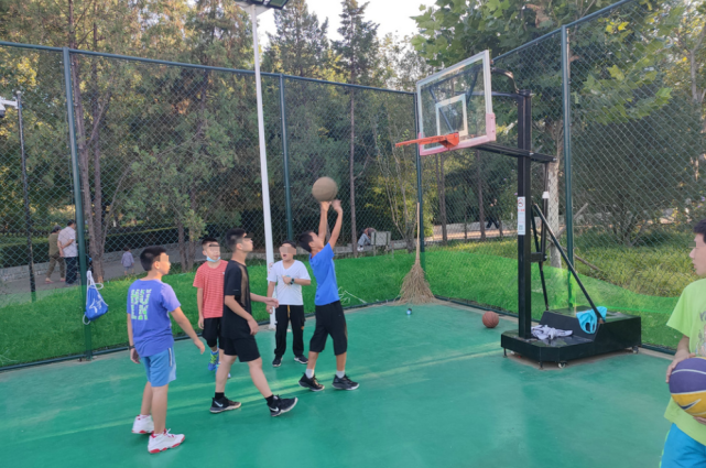 调查｜“双减”后孩子们有空去打篮球，却不得不和大人争球场