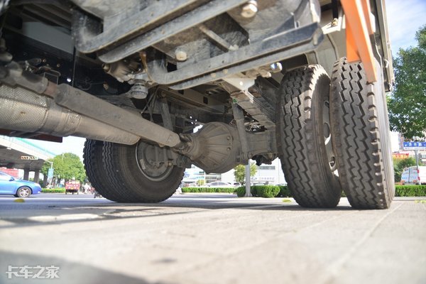 坐上去像开轿车？国六江铃凯运轻卡实力抢镜，升级的不止是内饰