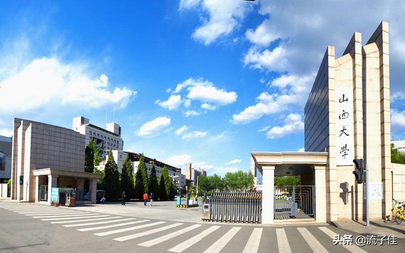 今年高考最幸运考生，392分捡漏考上重点大学，全家人开心极了