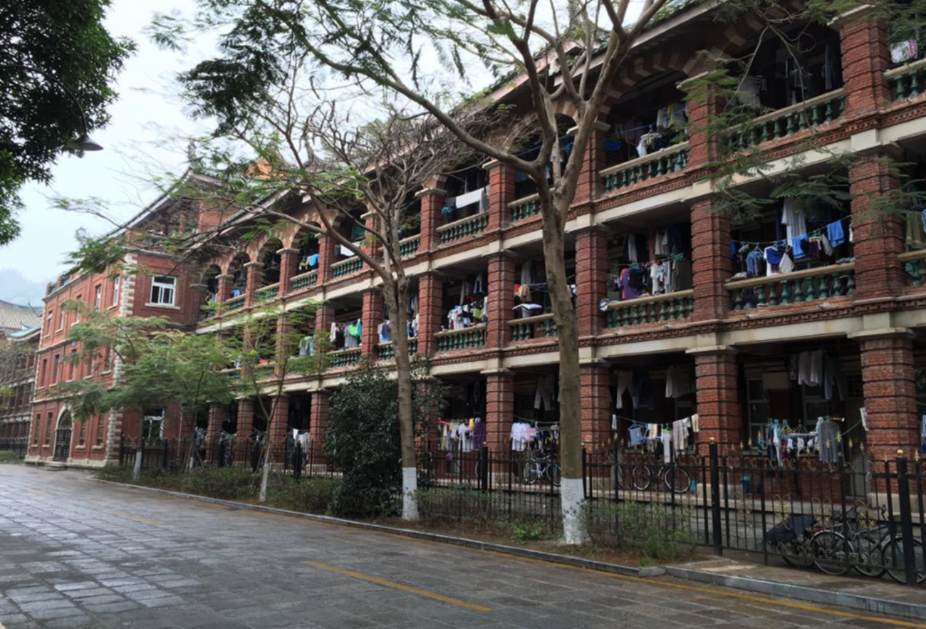 南开大学“夫妻宿舍”，一年租金2400元，网友实名表示“羡慕”