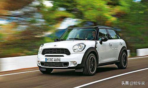 报价12万的宝马MINI，举起底盘吓一跳，一部件托底变形