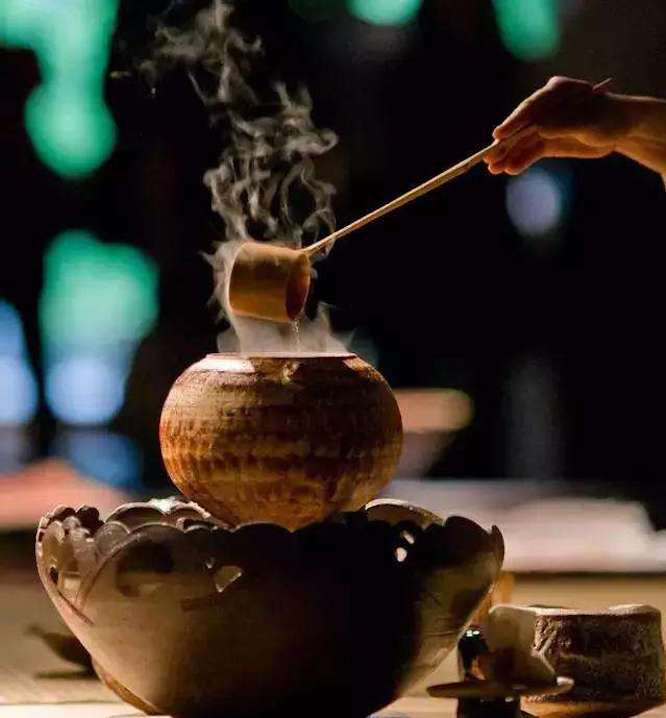 “红泥小火炉，绿蚁新焙酒”，古代温酒有什么讲究？好喝又健康-今日头条