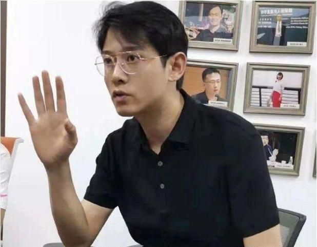 湖南一高校男老师走红，笑起来神似“任嘉伦”，课堂上人满为患