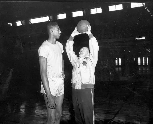 nba为什么有那么高个子(1954年，NBA史上唯一一场篮筐高度3.66米的比赛，这场比赛太特殊)