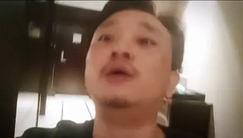 男子带俩孩子游泳，忽然被隔离！那画面简直不忍看…满屏生无可恋！网友：妈妈的痛苦体会到了吗