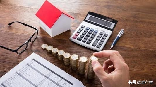 银行按揭贷款70万，分30年还清，每个月需要还多少钱？