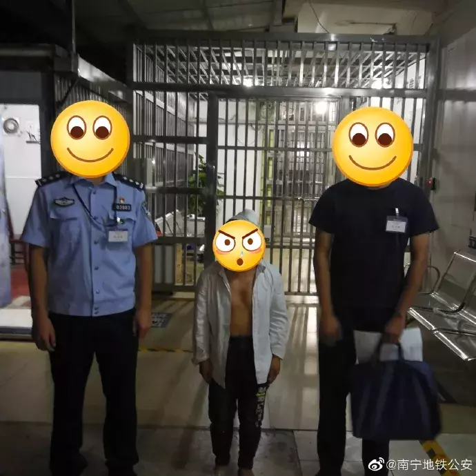 母女2人坐地铁，年幼女儿被男子猥亵，母亲只顾玩手机丝毫没发觉