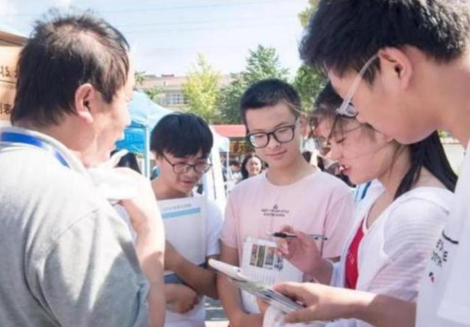 高考生迎来好消息，“高考小年”或成定局，压线生报考有优势