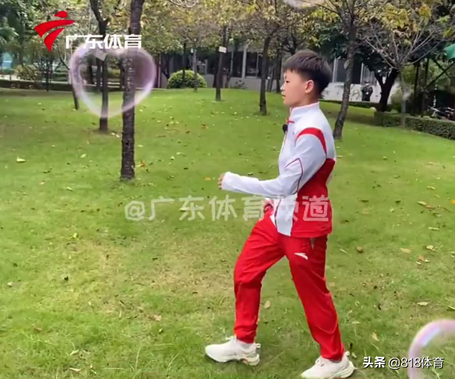 穷人的孩子早当家!全红婵重点高中种冠军树,培土浇水干活干净利落