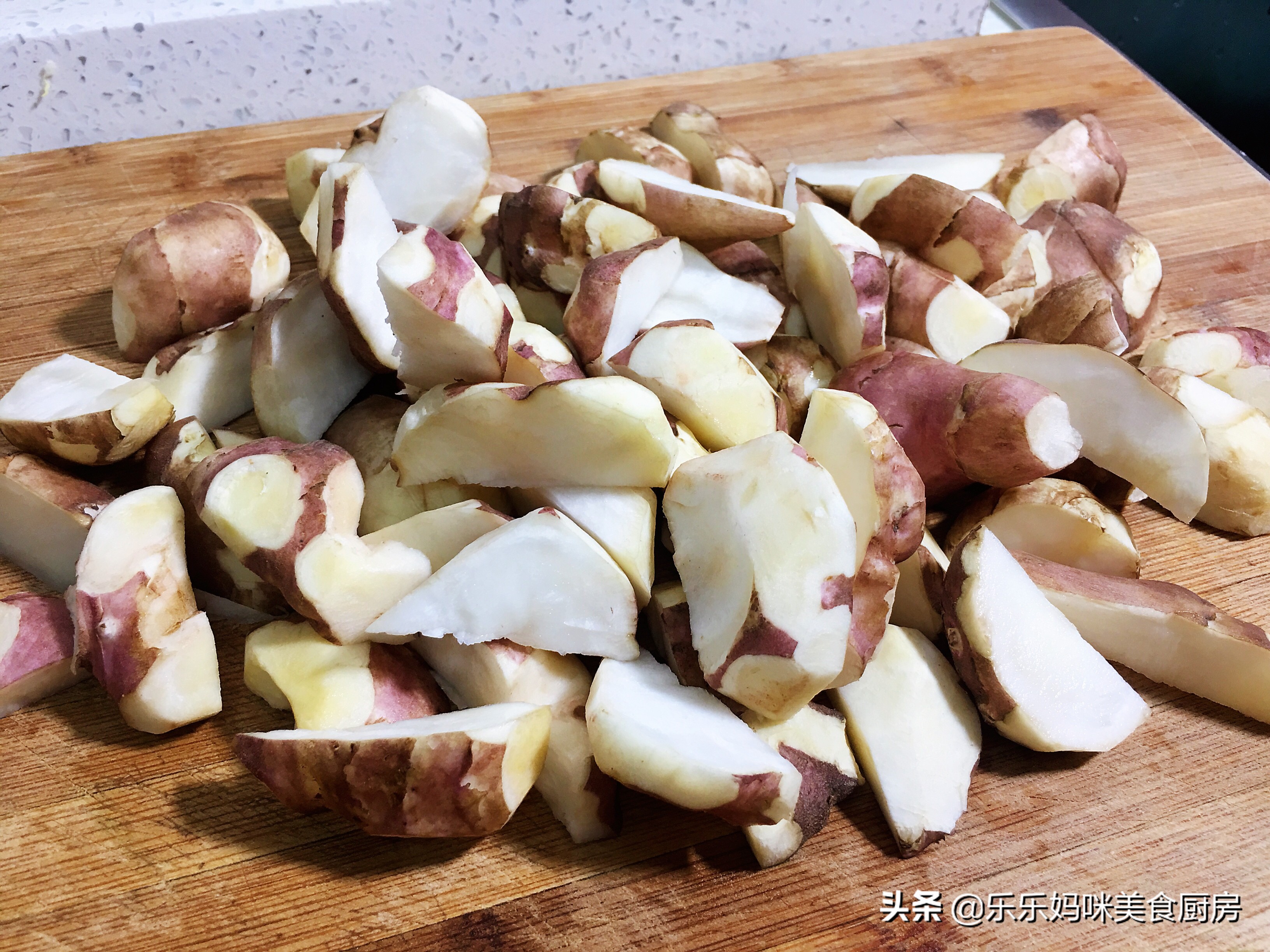 每年秋季，妈妈都用这方法腌咸菜，7种食材腌1瓮，够吃一冬