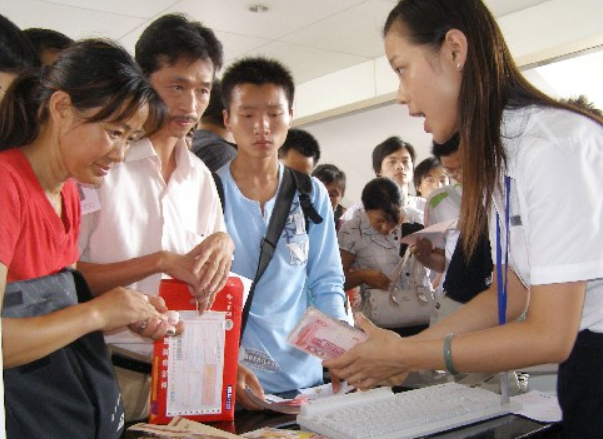 新学期迎来“坏消息”，武汉各大高校现“天价学费”，学生很无奈