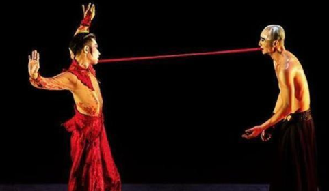 男版杨丽萍，为舞蹈终生未娶，如今生活不能自理，靠学生家长照顾