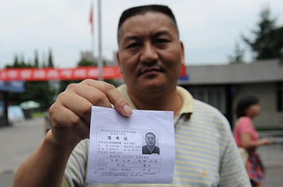 54岁高考钉子户梁实，今年第25次高考403分，称明年要转读文科