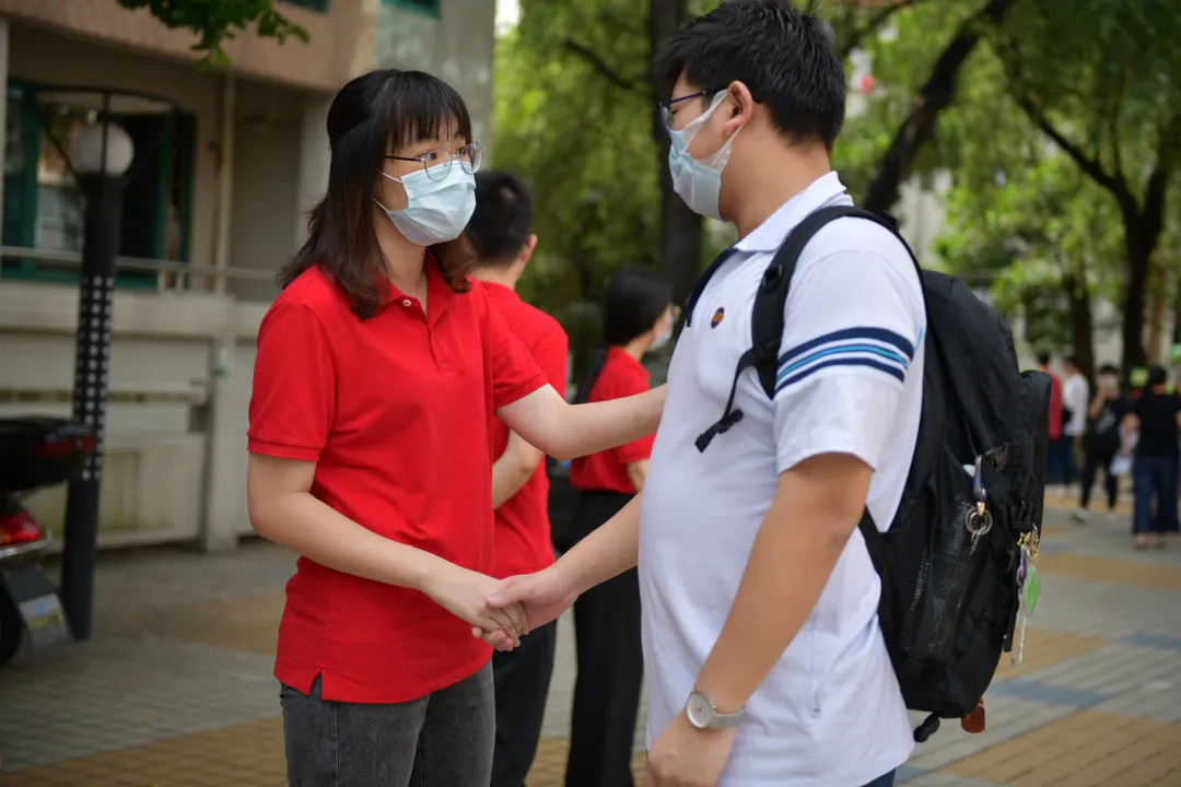 难忘老师 感恩亲人——佛山南海中学分校2020届高三学子高考凯旋