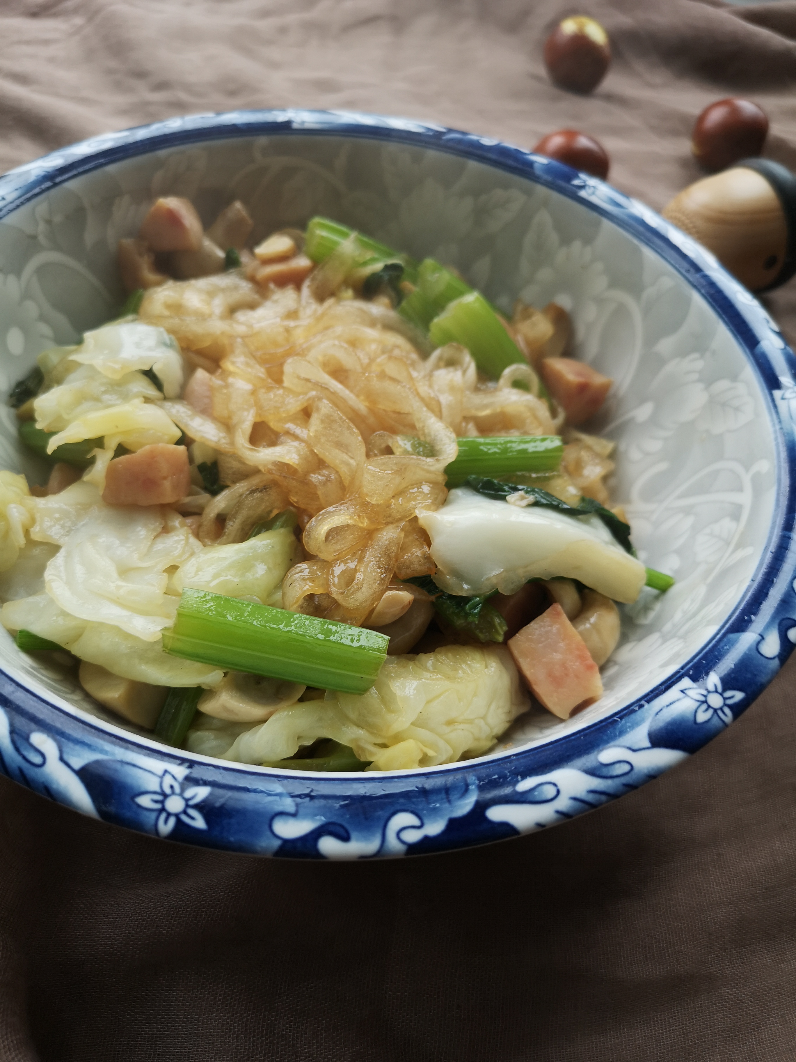 做了三道菜，娃说：“表扬你今天做的饭”，我心里乐开了花