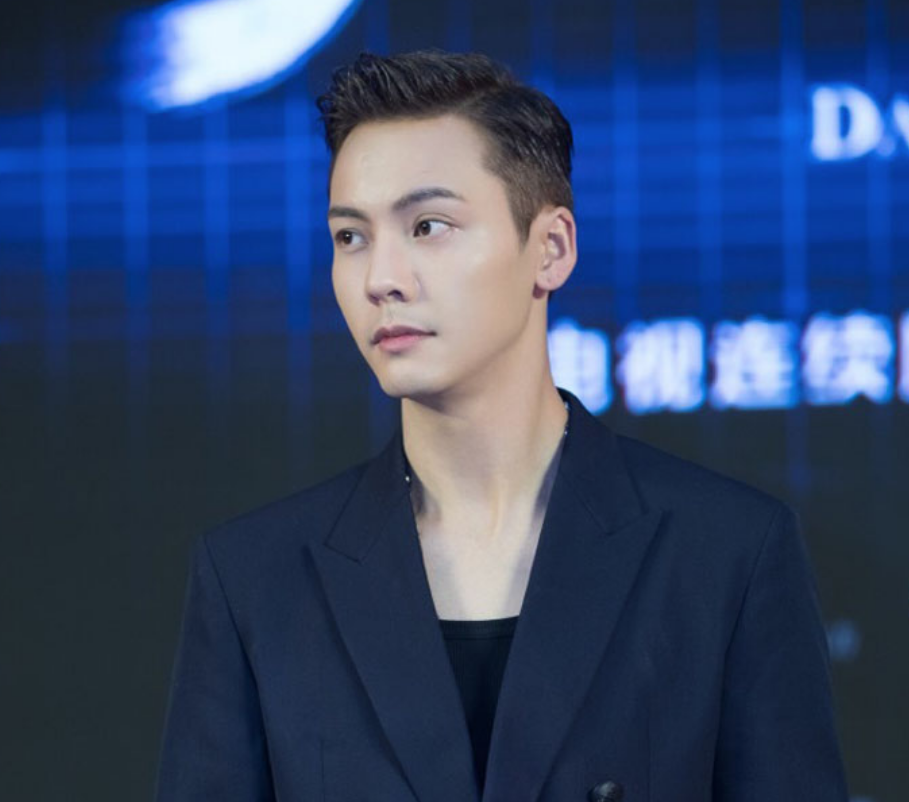 和所有的露额发型一样,背头发型也是一款看起来比较有成熟感的发型.