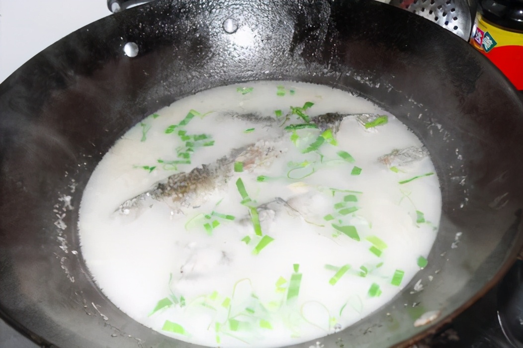 炖鱼汤时，谨记三放两不放，鱼汤炖好鲜香浓白，没一点腥味