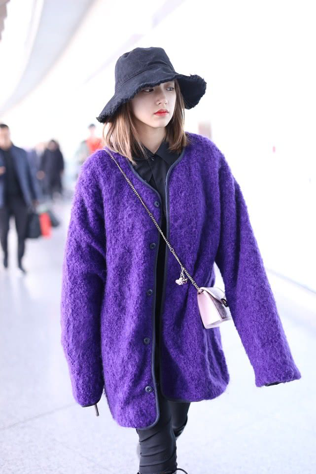 程潇机场变身“紫霞仙子”，穿身超大码毛绒装走机场，看着有点矮