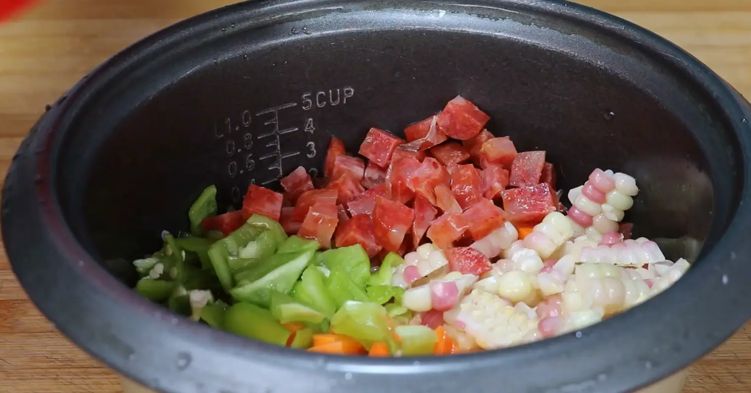 腊肠怎么做好吃又简单（腊肠焖饭最好吃的做法）