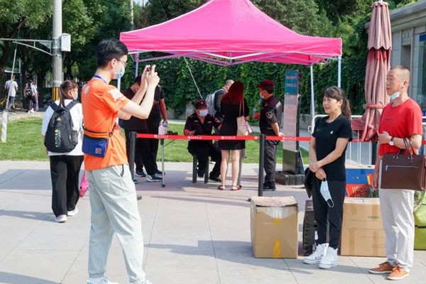 面对武汉“天价学费”高校，学生摇头不敢读，家长也直呼涨得离谱