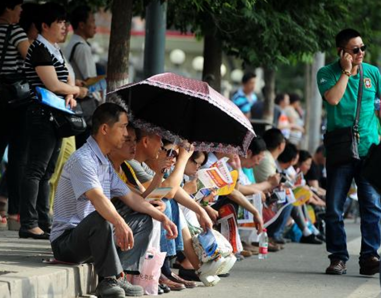 高考“旗袍老爸”们火了，艳压全场宝妈，我看到了最浓烈的父爱