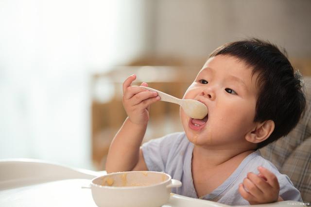 给宝宝添加辅食的最佳月龄是4月还是6月？原来，这其中大有学问