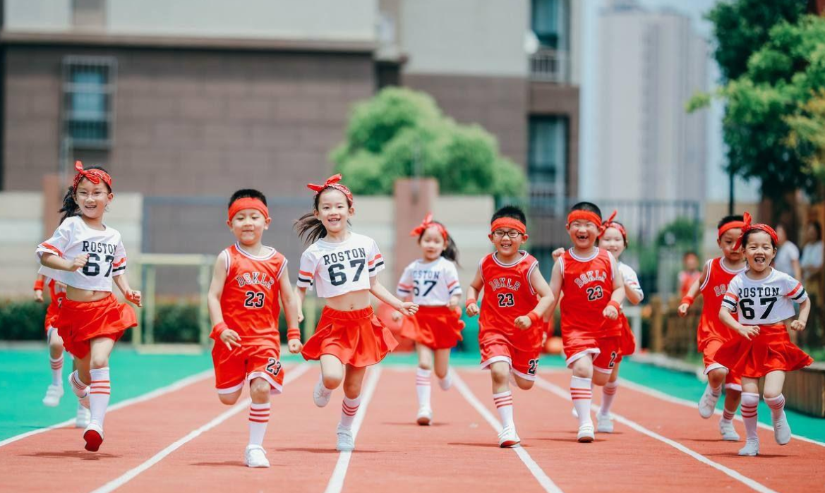 幼儿园毕业照走红，创意不输大学生，家长：再穷也不能少了仪式感