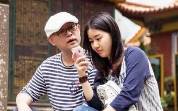 他是“江苏一哥”孟非，曾娶初恋女友为妻，今49岁一家三口超幸福