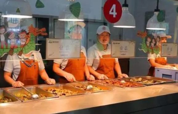 承包一个8500人的学校食堂，每年租金365万，这生意如何？